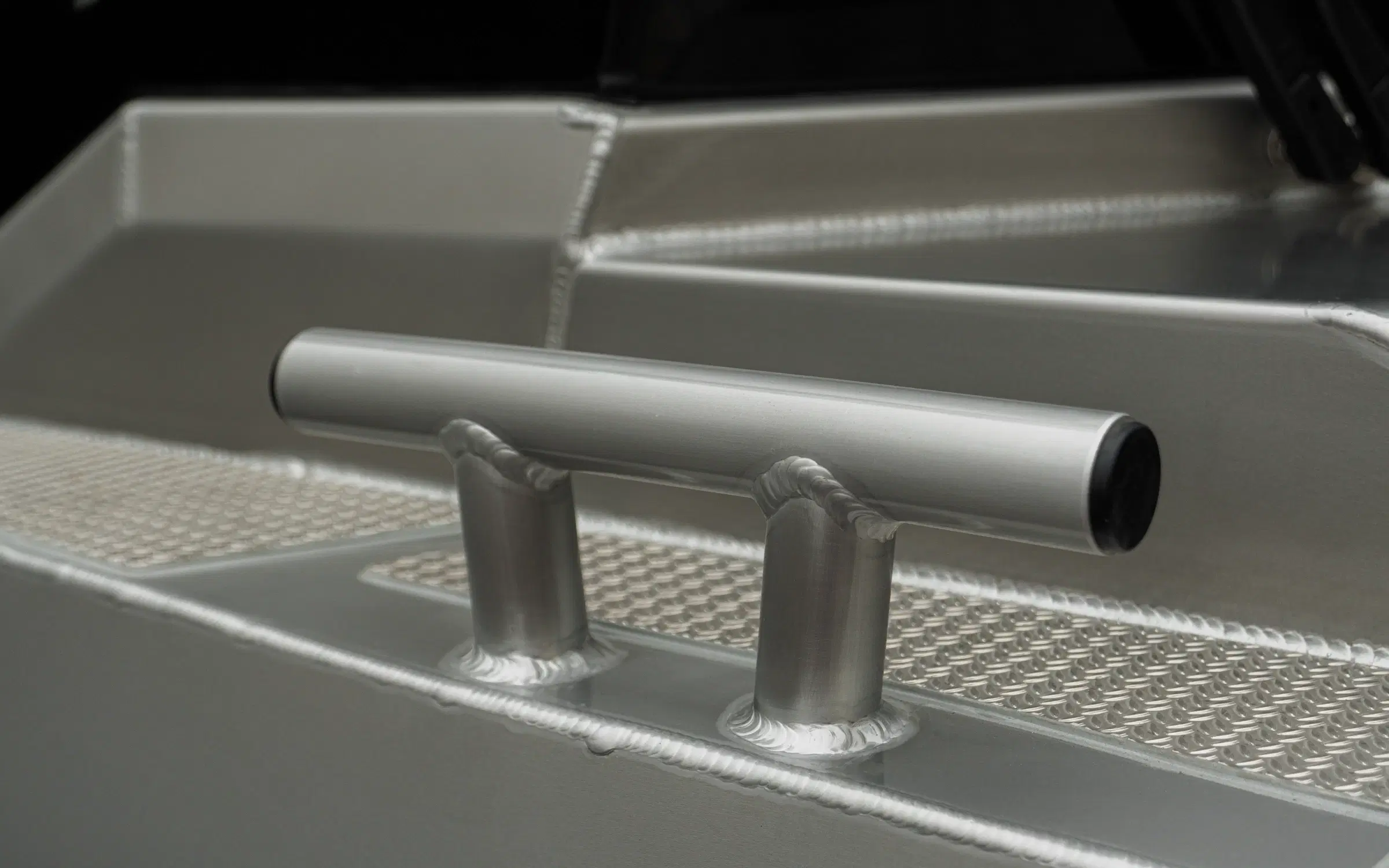 Fully welded aluminium hull